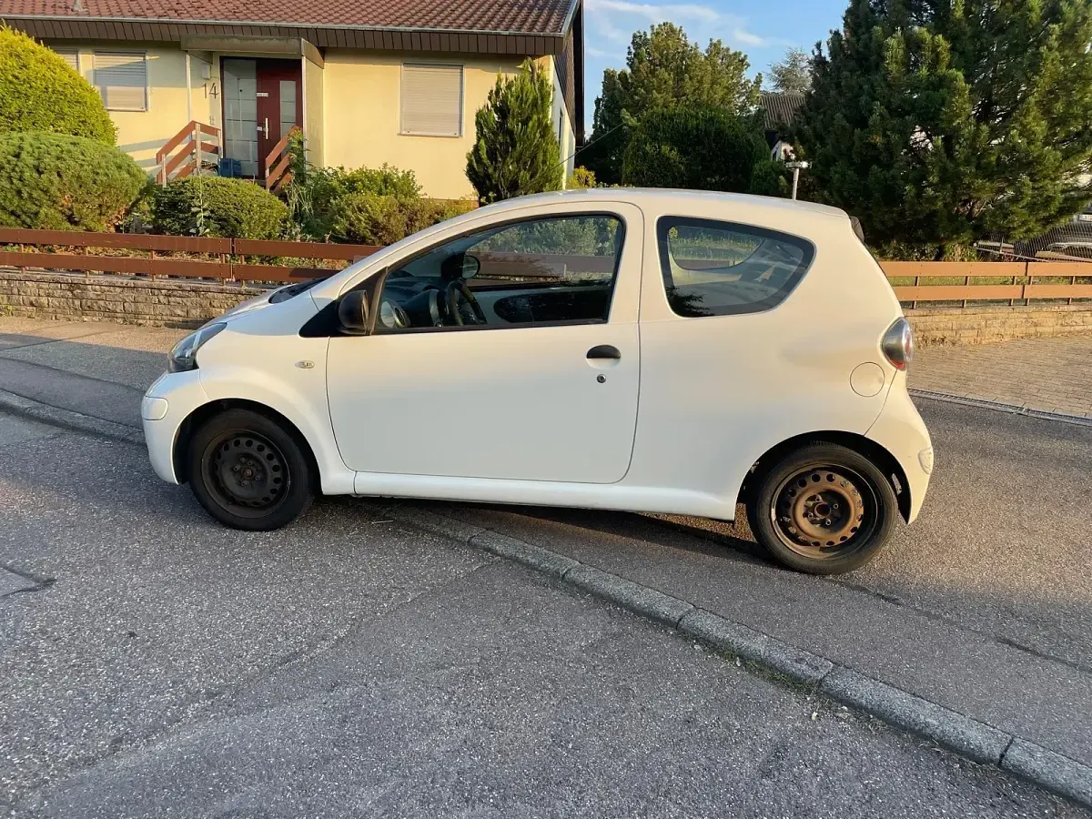 Gebraucht Toyota Aygo 68 PS (50 kW) 2010 Weiß Kleinwagen