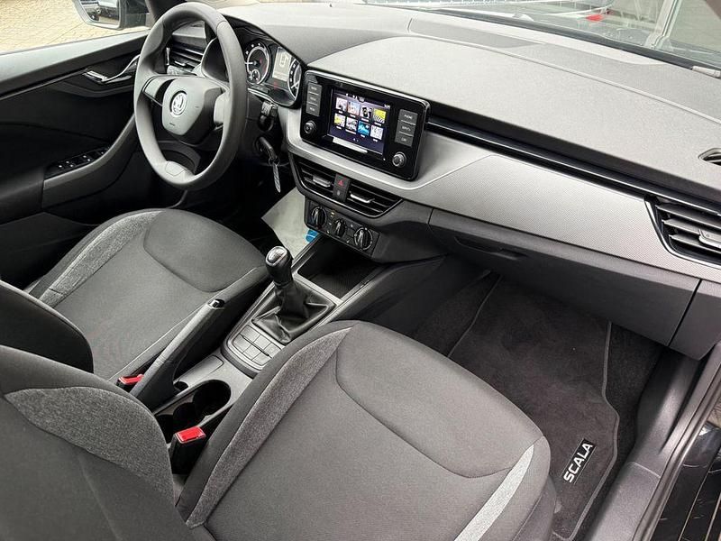 Gebraucht Skoda Scala Cool Plus 95 PS (69 kW) 2023 Cerna magic/black magic Kleinwagen
