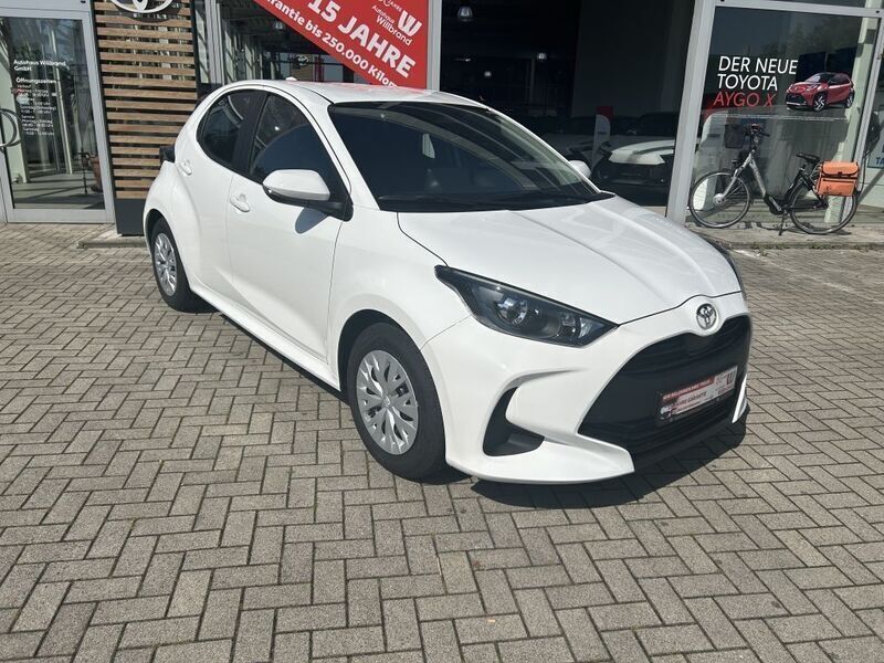 Weiss Gebraucht 2024 Toyota Yaris Hybrid Business Edition Limousine | 23.500 € (Fairer Preis) - Bild 1/4