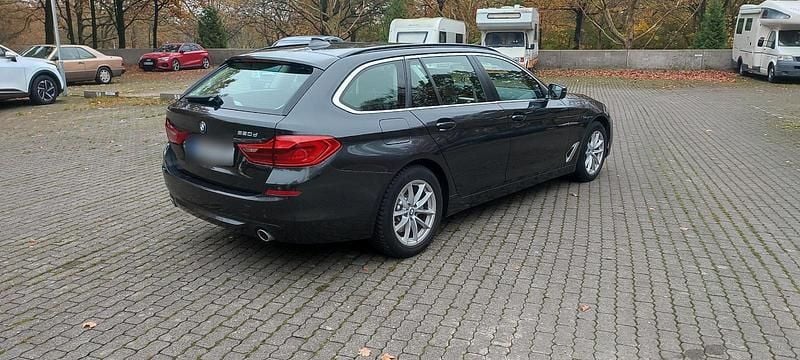 Grau Gebraucht 2019 BMW 520 Luxury Line Kombi | 21.500 € (Superpreis) - Bild 1/4