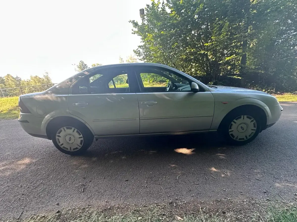 Gebraucht Ford Mondeo 125 PS (91 kW) 2002 Silber Limousine