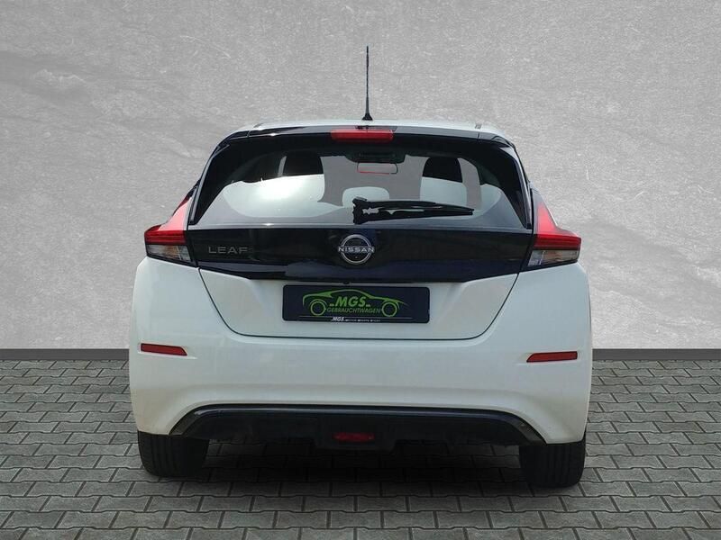 Gebraucht Nissan Leaf Acenta 110 kW (150 PS) 2022 Arctic solid white Kleinwagen