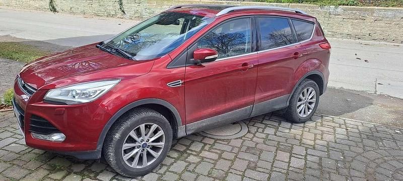 Gebraucht Ford Kuga 150 PS (110 kW) 2016 Rot SUV