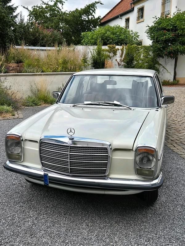Weiß Gebraucht 1975 Mercedes 200/8 Limousine | 9.500 € - Bild 1/4