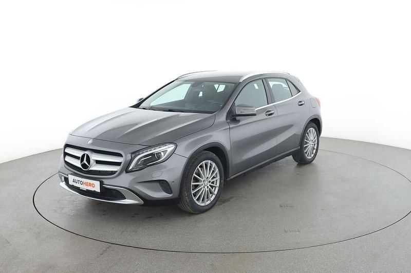 Grau Gebraucht 2015 Mercedes GLA250 Urban SUV | 18.810 € (Guter Preis) - Bild 1/3