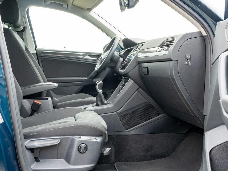 Gebraucht VW Tiguan Elegance 150 PS (110 kW) 2023 Blau / nightshade blue (metallic) SUV