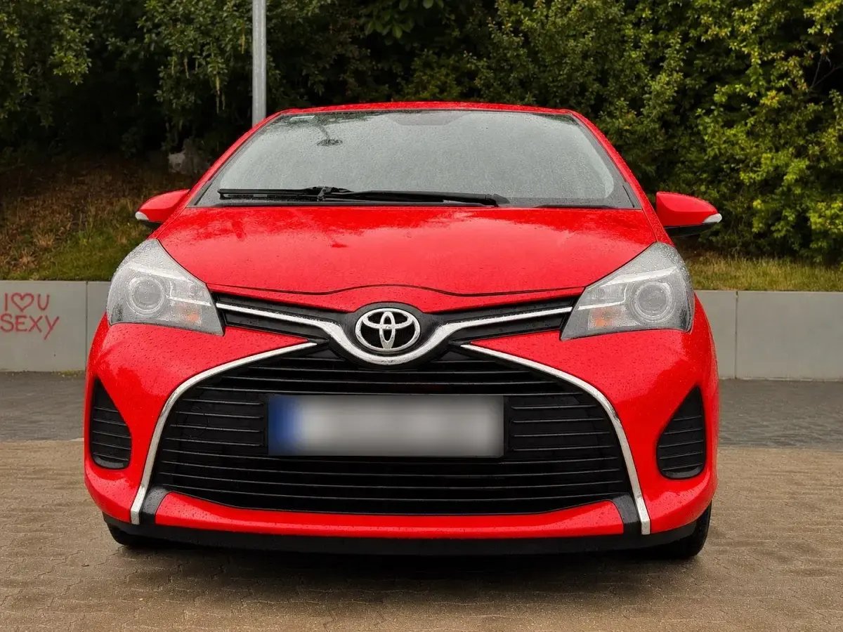 Gebraucht Toyota Yaris 69 PS (50 kW) 2015 Rot Kleinwagen