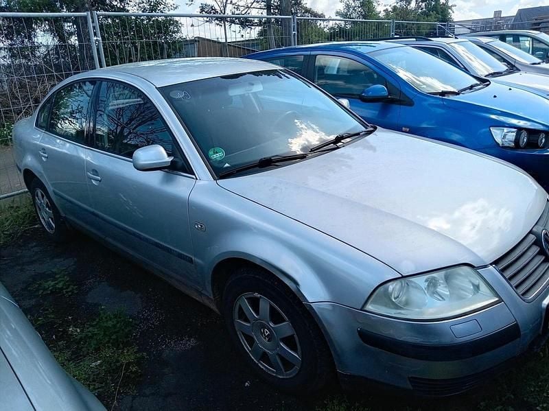 Usata VW Passat 115 CV (84 kW) 2000 Argento Berlina