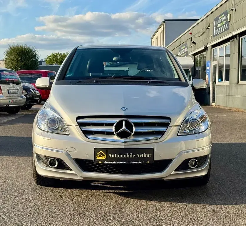 Gebraucht Mercedes B200 136 PS (100 kW) 2011 Silber Kleinwagen