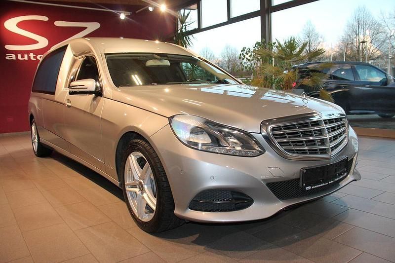 Grau Gebraucht 2014 Mercedes E250 Limousine | 53.700 € - Bild 1/4