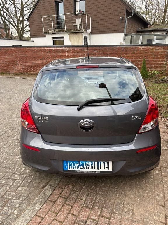 Gebraucht Hyundai i20 Edition 86 PS (63 kW) 2013 Grau Kleinwagen