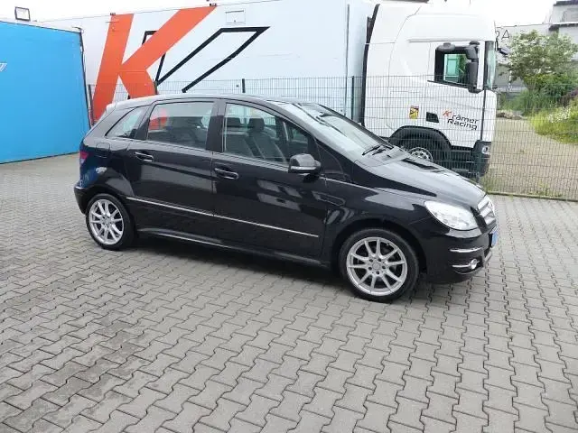 Gebraucht Mercedes 200 Sport 193 PS (141 kW) 2009 Limousine