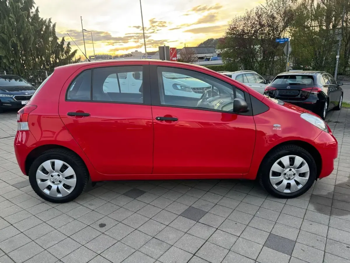 Gebraucht Toyota Yaris Basis 69 PS (50 kW) 2011 Rot Kleinwagen