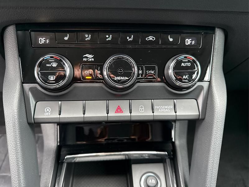 Neu Skoda Karoq Selection 150 PS (110 kW) 2025 Schwarz metallic SUV