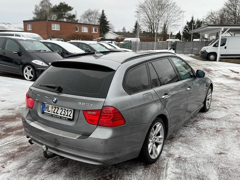 Gebraucht BMW 320 143 PS (105 kW) 2011 Silber Kombi