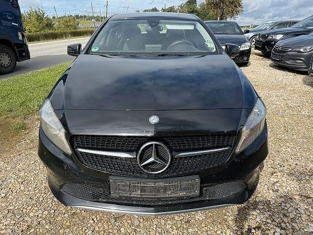 Gebraucht Mercedes A180 122 PS (89 kW) 2016 Schwarz Limousine