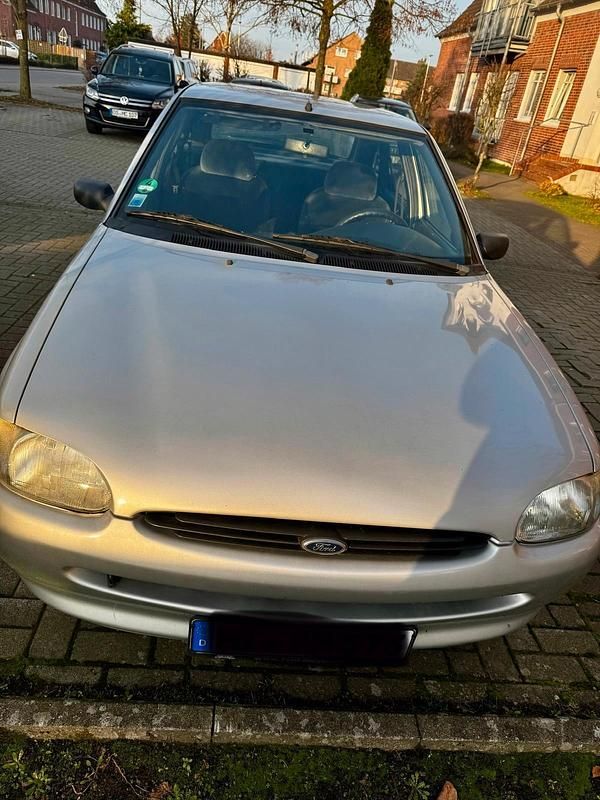 Grau Gebraucht 1996 Ford Escort Limousine | 550 € - Bild 1/4