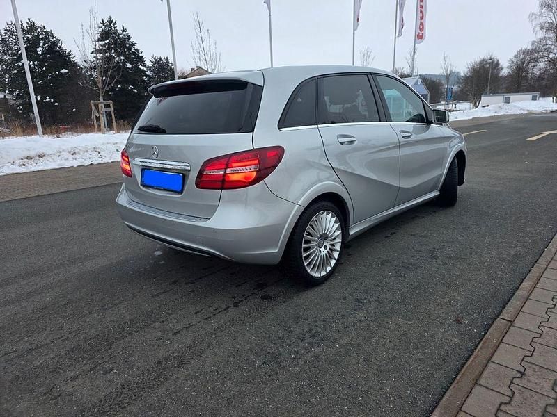 Gebraucht Mercedes B200 156 PS (114 kW) 2016 Silber Van / Kleinbus