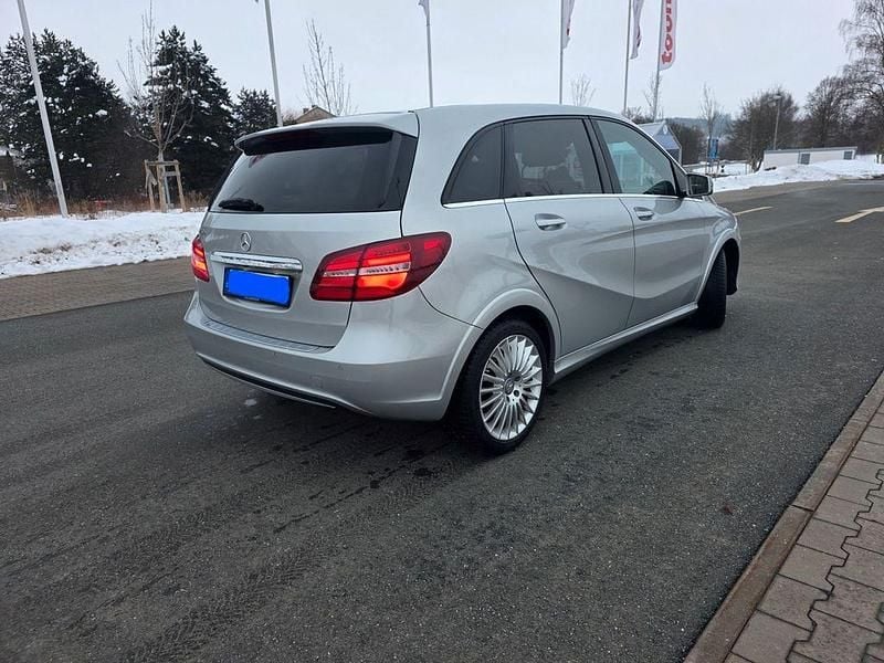 Gebraucht Mercedes B200 156 PS (114 kW) 2016 Silber Van / Kleinbus