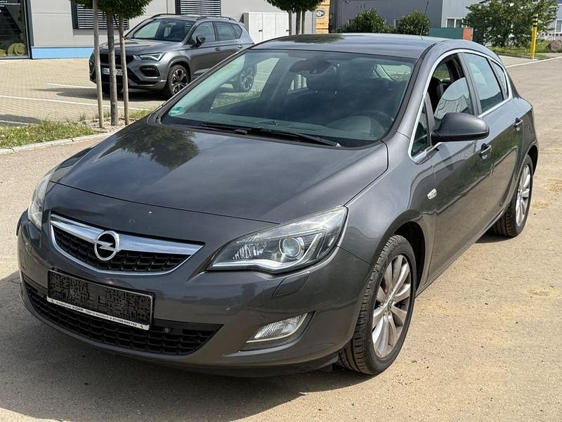 Grau Gebraucht 2010 Opel Astra Innovation Limousine | 2.650 € (Superpreis) - Bild 1/4