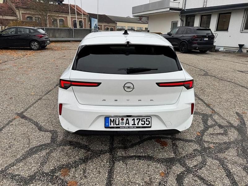 Neu Opel Astra Enjoy 131 PS (96 kW) 2025 Lack weiss banquise/typ aussen Limousine