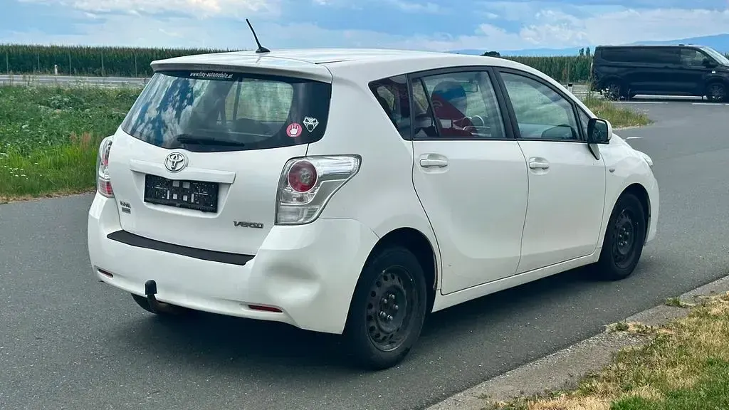 Gebraucht Toyota Verso Comfort 126 PS (92 kW) 2011 Weiß Van / Kleinbus