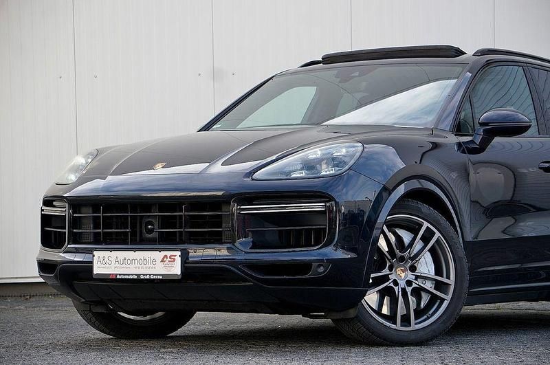 Tiefschwarz metallic Gebraucht 2018 Porsche Cayenne Turbo Sport SUV | 57.990 € (Superpreis) - Bild 1/4