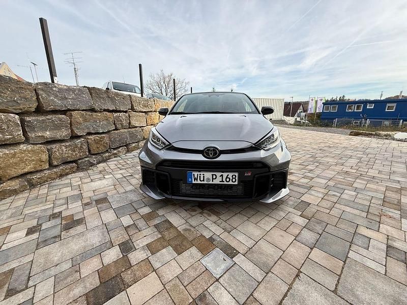 Grau Gebraucht 2024 Toyota Yaris Coupé | 42.600 € (Superpreis) - Bild 1/4