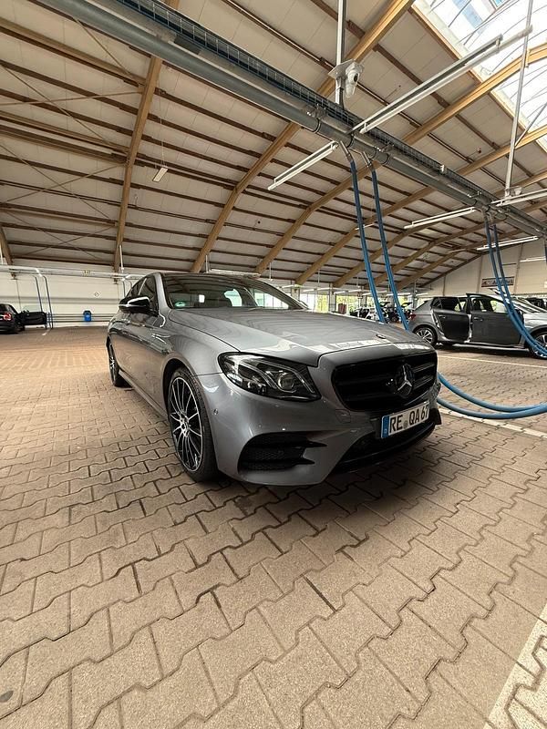 Grau Gebraucht 2016 Mercedes E220 AMG line Limousine | 26.950 € - Bild 1/4