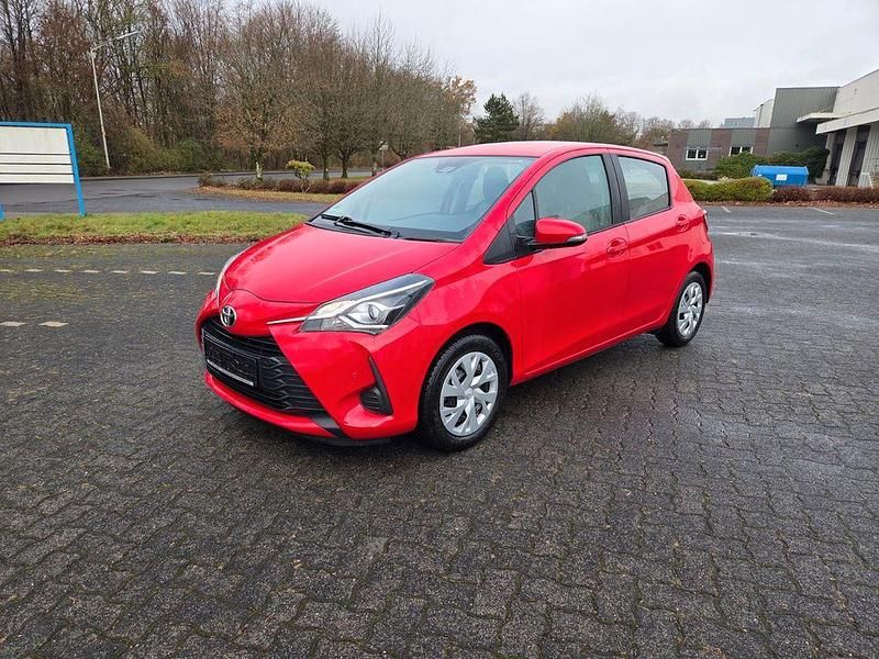 Rot Gebraucht 2019 Toyota Yaris Comfort Limousine | 10.790 € (Fairer Preis) - Bild 1/4