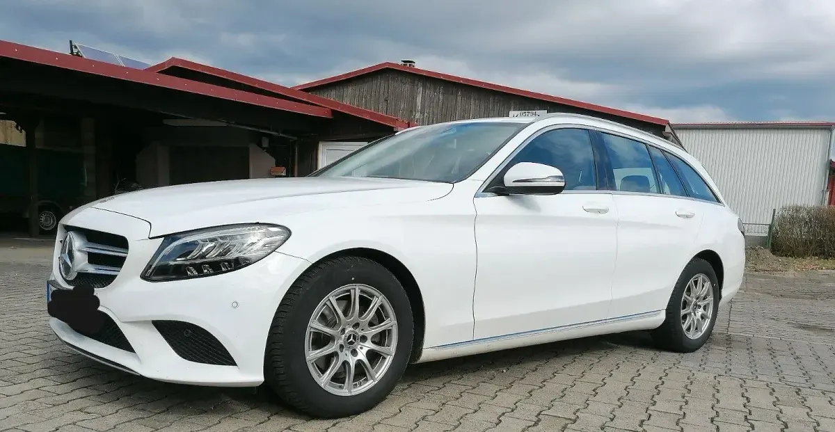 Gebraucht Mercedes C180 157 PS (115 kW) 2019 Weiß Limousine