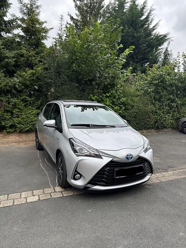 Silber Gebraucht 2018 Toyota Yaris Hybrid Team Kleinwagen | 14.500 € (Guter Preis) - Bild 1/4