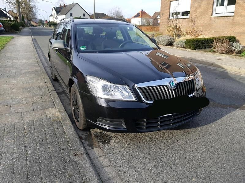 Schwarz Gebraucht 2011 Skoda Octavia Kombi | 2.290 € (Superpreis) - Bild 1/4