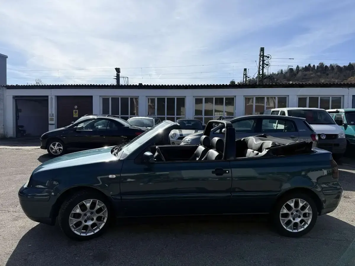 Gebraucht VW Golf Classicline 90 PS (66 kW) 2002 Rivierablau perleffekt Cabrio