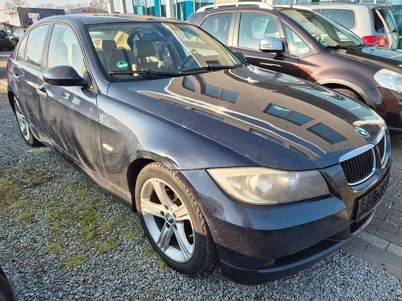 Blau Gebraucht 2005 BMW 318 Sport Line Limousine | 1.590 € (Superpreis) - Bild 1/4