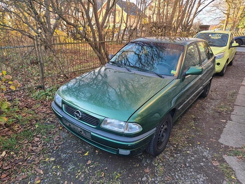 Grün Gebraucht 1996 Opel Astra Kleinwagen | 690 € (Superpreis) - Bild 1/4