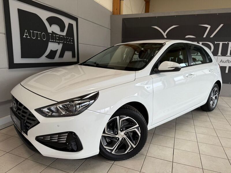 Weiß Gebraucht 2021 Hyundai i30 Trend Limousine | 16.699 € (Fairer Preis) - Bild 1/4