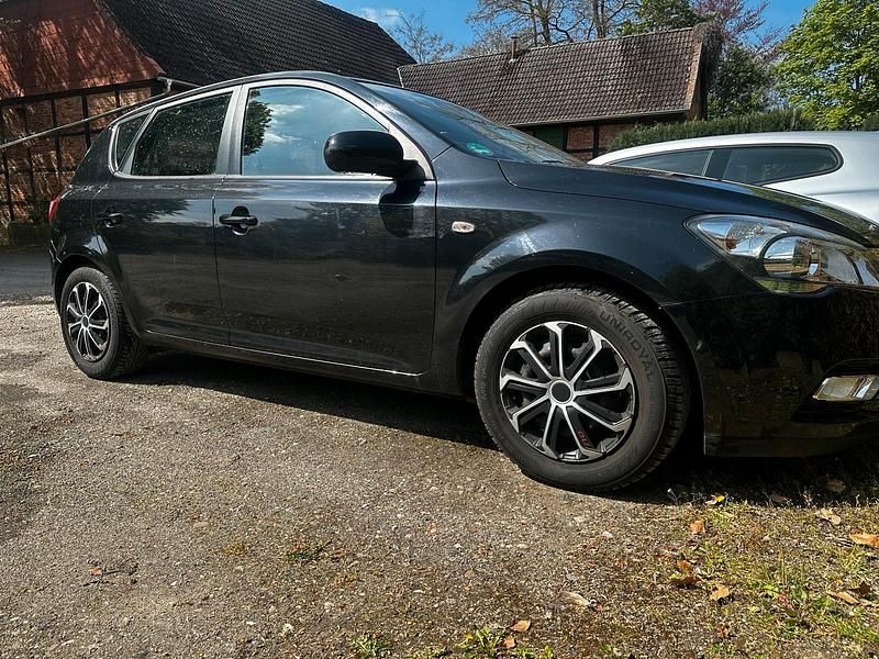 Usata Kia Ceed 90 CV (66 kW) 2010 Nero Utilitaria
