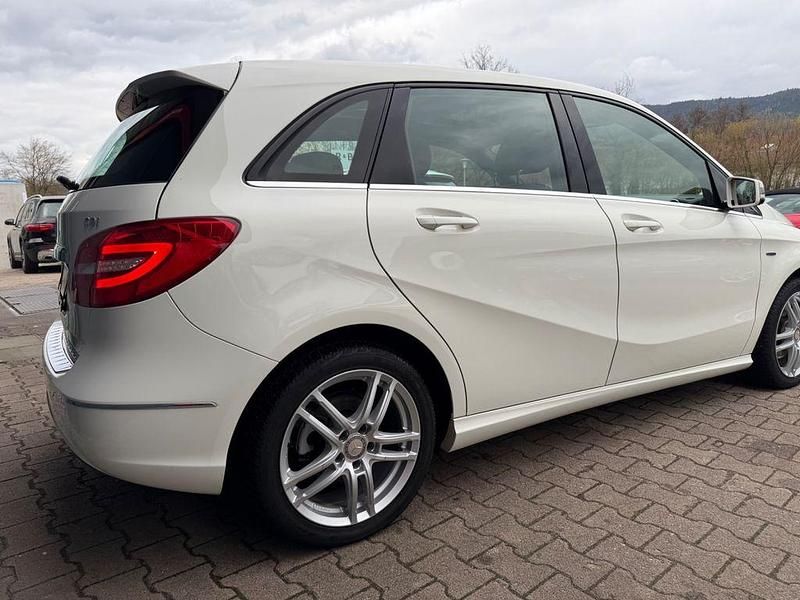 Gebraucht Mercedes B200 136 PS (100 kW) 2012 Weiß Kleinwagen