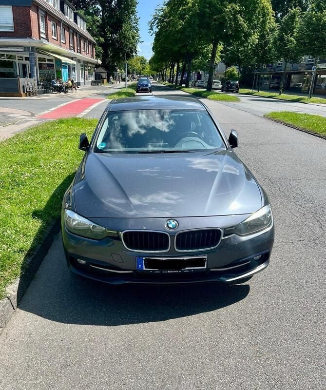 Grau Gebraucht 2016 BMW 318 Sport Line Limousine | 9.990 € (Fairer Preis) - Bild 1/4