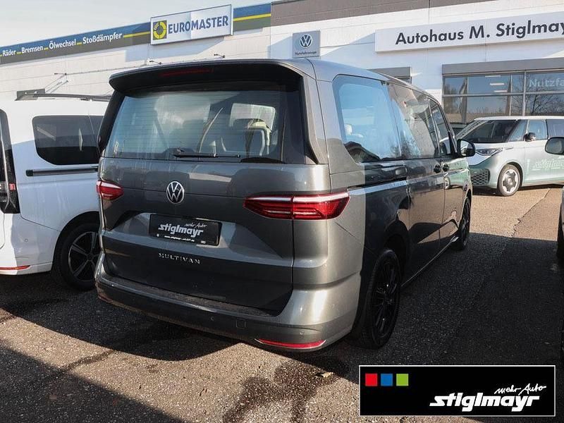 Gebraucht VW Multivan Life 150 PS (110 kW) 2024 Indiumgrau metallic Van