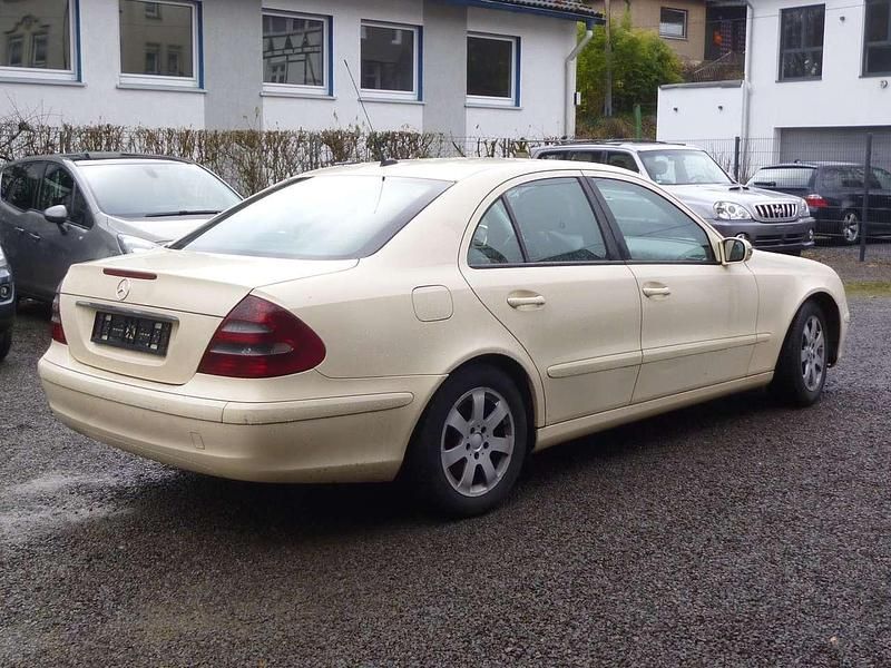 Gebraucht Mercedes E200 Classic 122 PS (89 kW) 2006 Beige Limousine