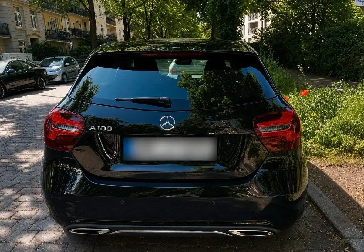 Gebraucht Mercedes A180 122 PS (89 kW) 2018 Schwarz Limousine