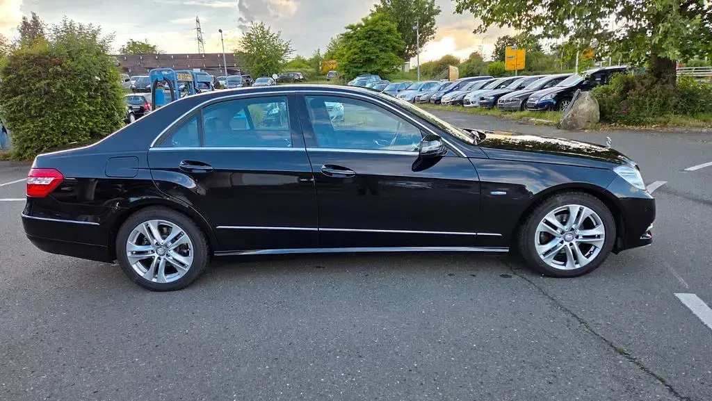 Gebraucht Mercedes E200 184 PS (135 kW) 2011 Schwarz Limousine