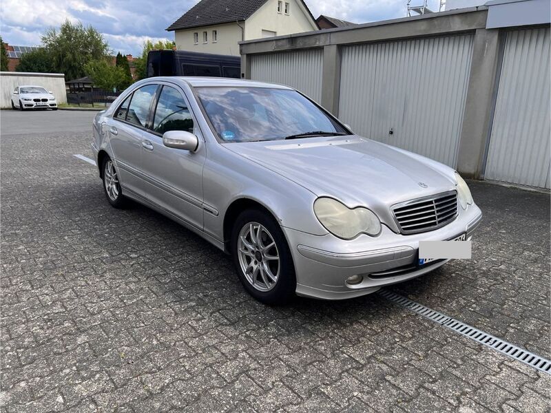 Silber Gebraucht 2002 Mercedes C200 Avantgarde Limousine | 1.499 € (Fairer Preis) - Bild 1/4