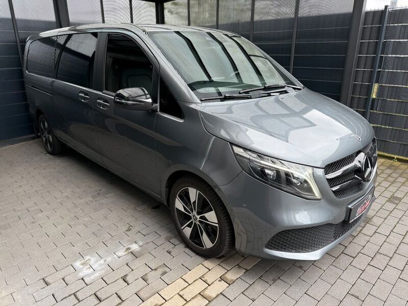 Grau Gebraucht 2022 Mercedes V220 Avantgarde Van / Kleinbus | 43.400 € (Etwas zu teuer) - Bild 1/4