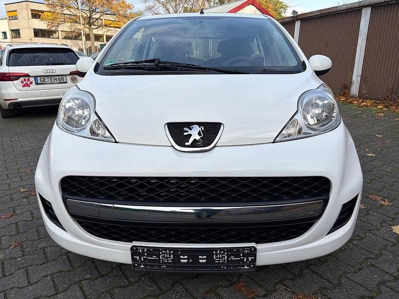 Gebraucht Peugeot 107 Urban Move 68 PS (50 kW) 2011 Weiß Kleinwagen