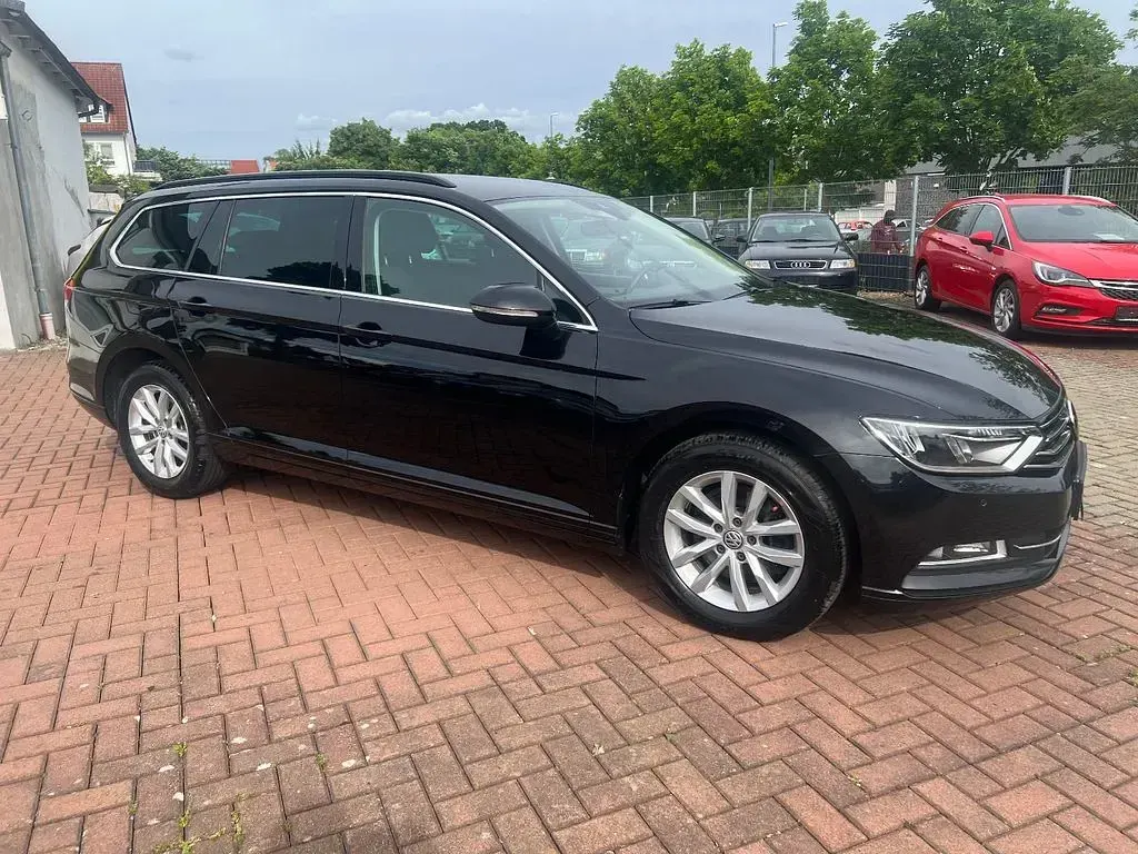 Gebraucht VW Passat Comfortline 120 PS (88 kW) 2018 Deep black (metallic) Kombi
