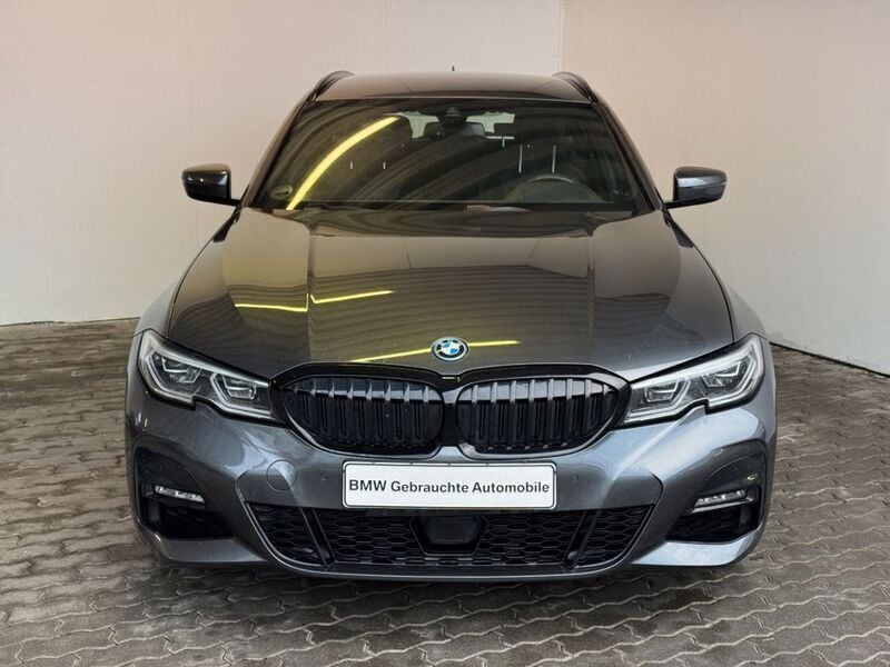 Mineralgrau met. Gebraucht 2021 BMW 320e M Sport Kombi | 27.649 € (Guter Preis) - Bild 1/4