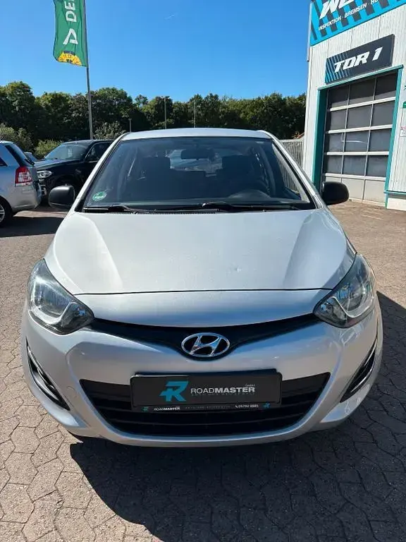 Gebraucht Hyundai i20 Edition 86 PS (63 kW) 2014 Silber Kleinwagen